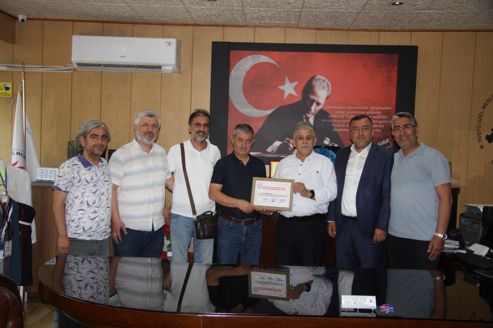 Mehmet Rüştü Üzel M.T.A. Lisesi Öğrencilerine Hediye