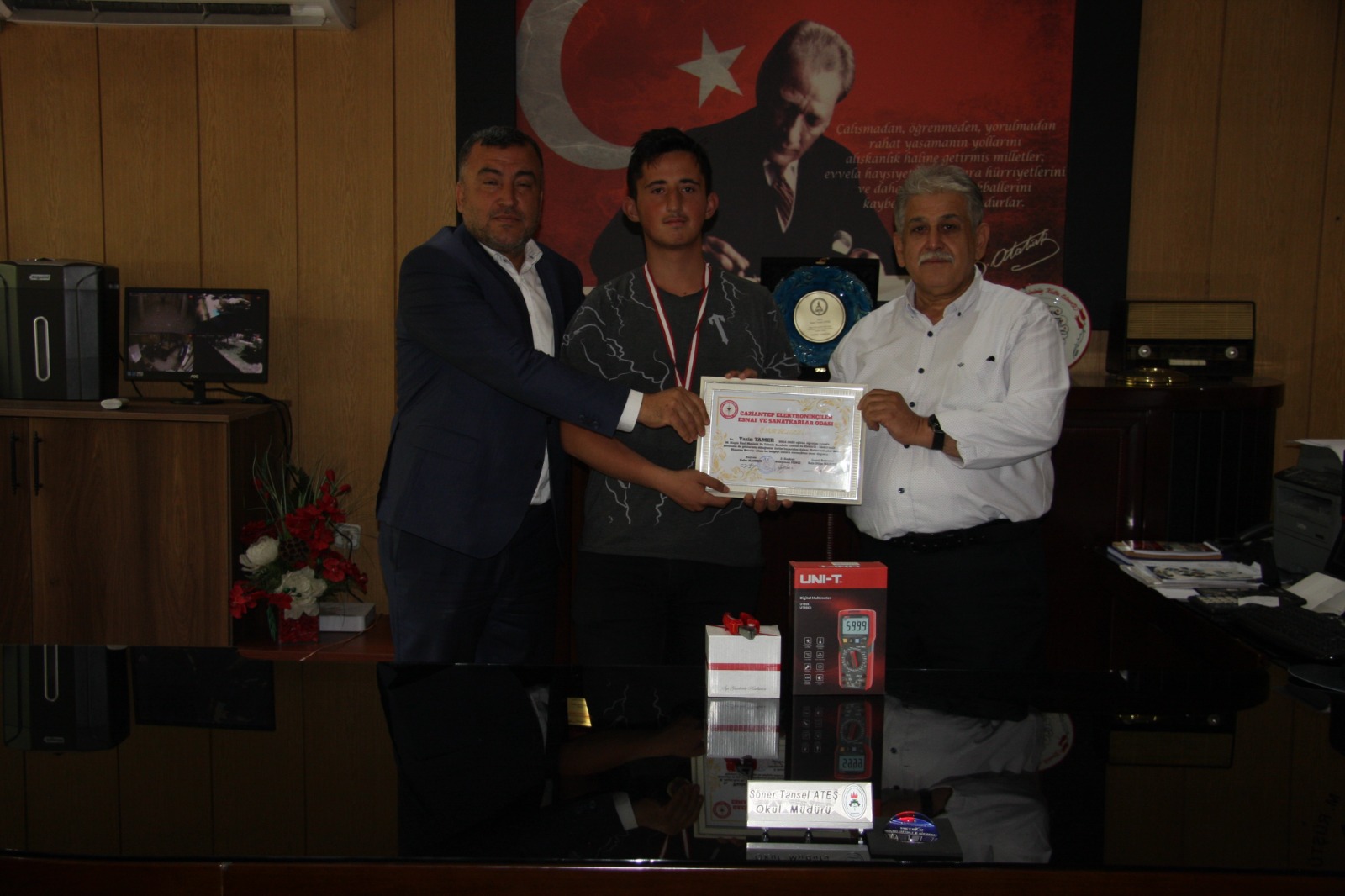Mehmet Rüştü Üzel M.T.A. Lisesi Öğrencilerine Hediye