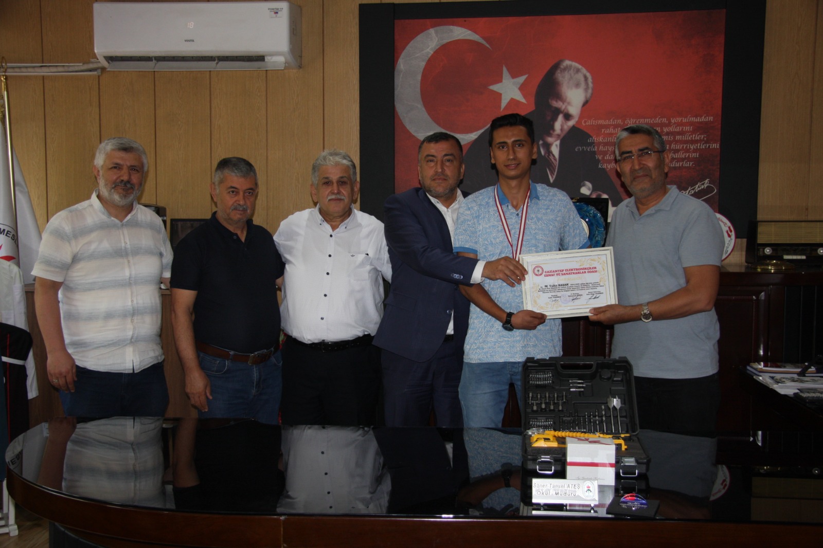 Mehmet Rüştü Üzel M.T.A. Lisesi Öğrencilerine Hediye