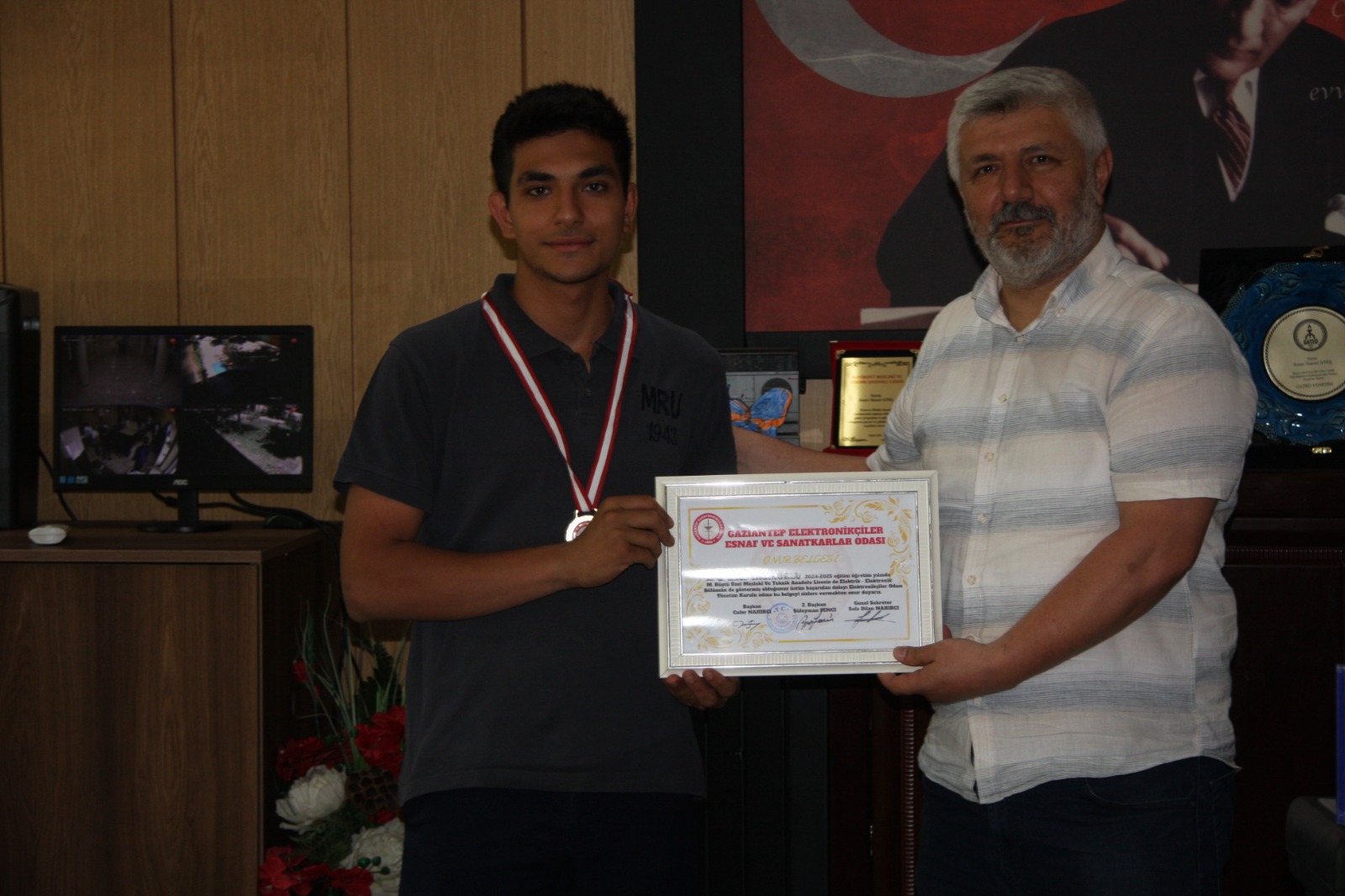 Mehmet Rüştü Üzel M.T.A. Lisesi Öğrencilerine Hediye