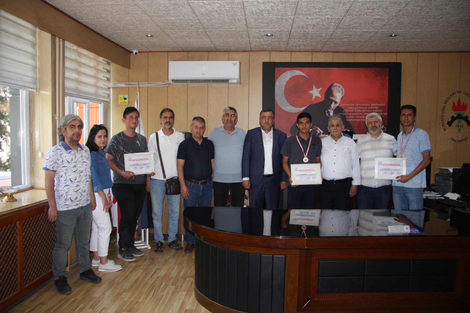 Mehmet Rüştü Üzel M.T.A. Lisesi Öğrencilerine Hediye