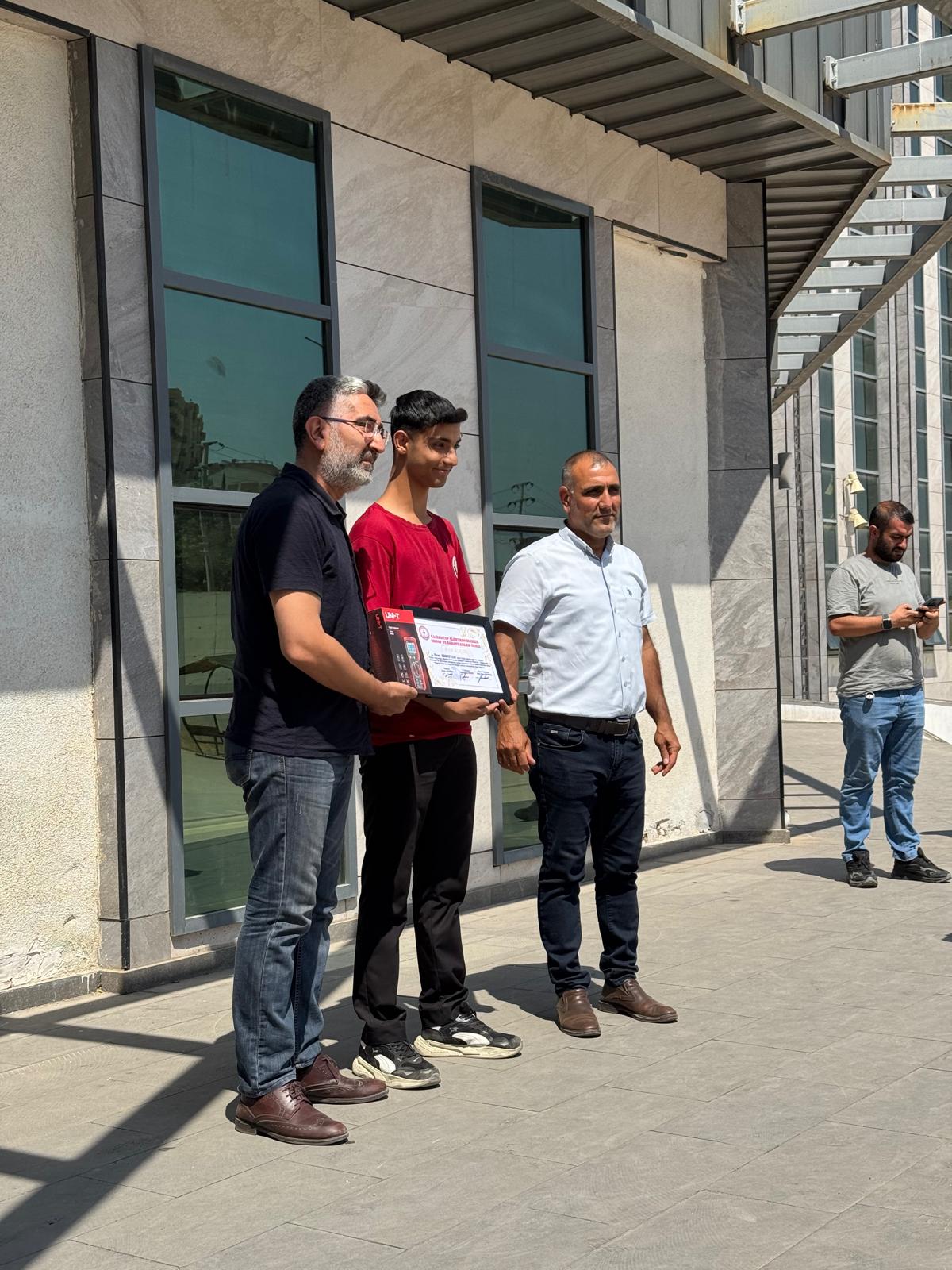 Vedat Topçuoğlu M.T.A. Lisesi Öğrencilerine Hediye