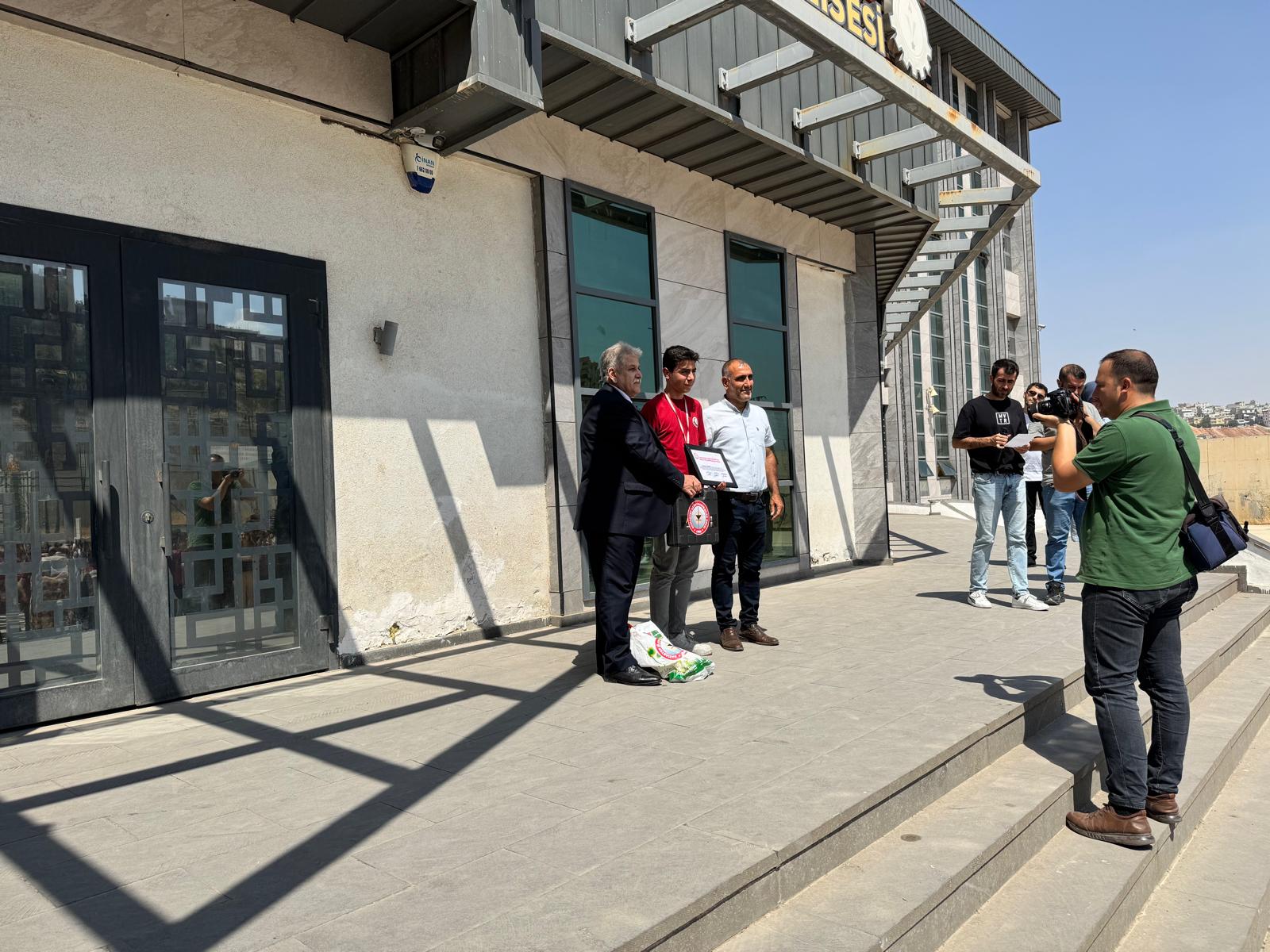 Vedat Topçuoğlu M.T.A. Lisesi Öğrencilerine Hediye