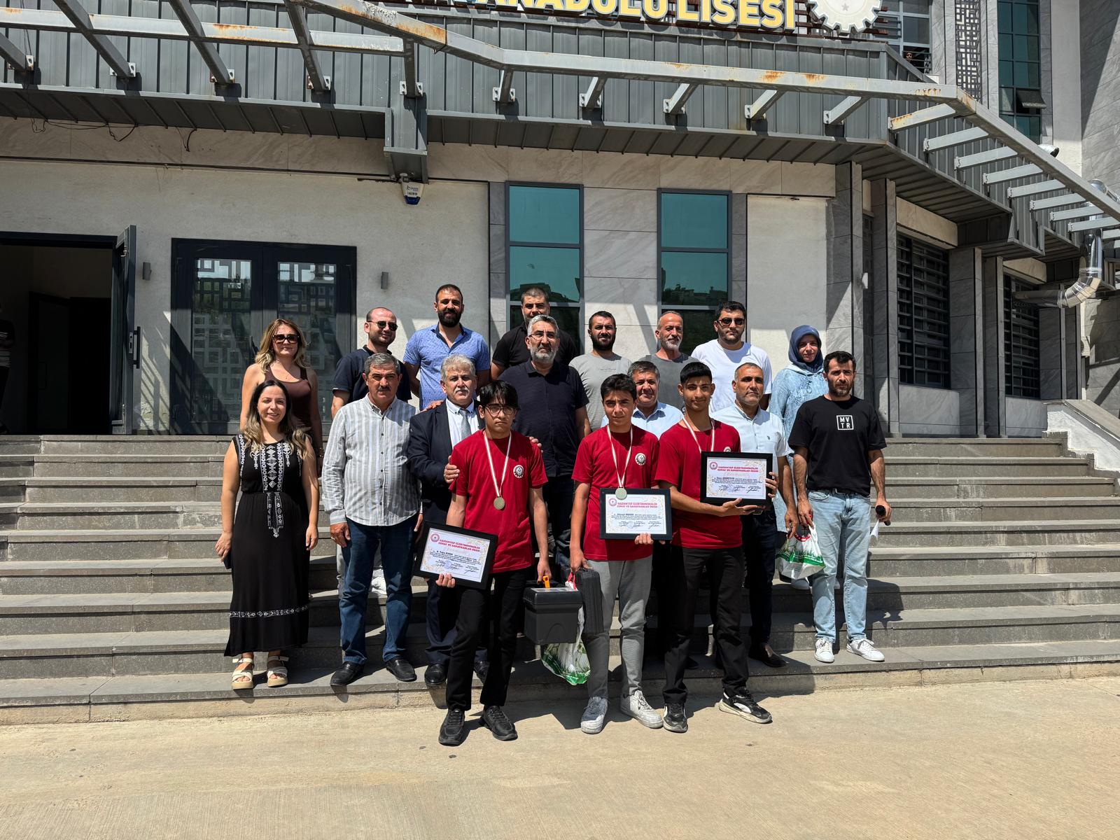 Vedat Topçuoğlu M.T.A. Lisesi Öğrencilerine Hediye